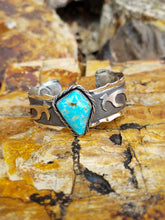 Load image into Gallery viewer, Kingman Turquoise Ruffle Cuff with Elk Antlers
